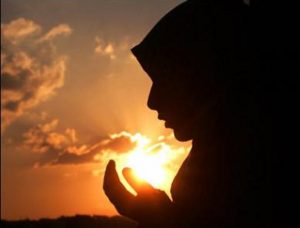 muslim-girl-praying