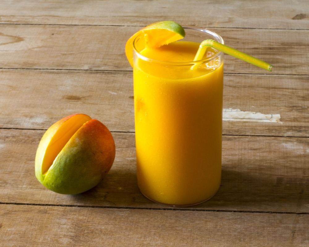 Fresh mango smoothie 01
