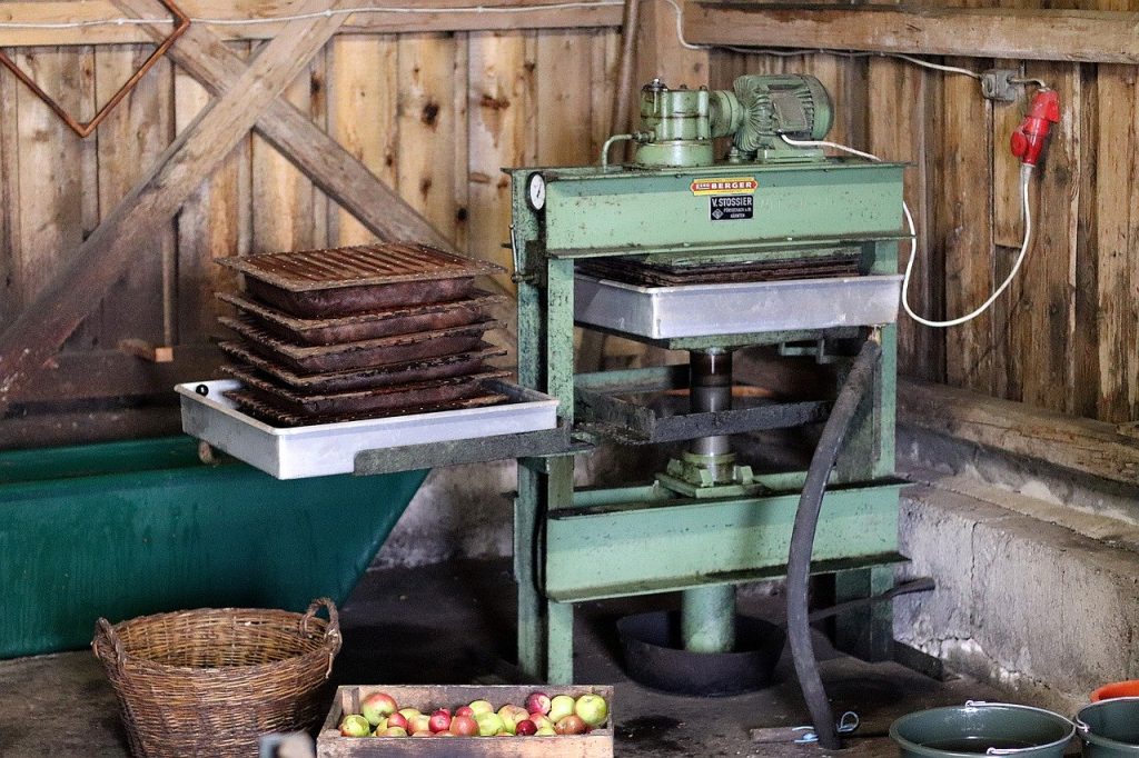 Manufacturing of apple cider vinegar