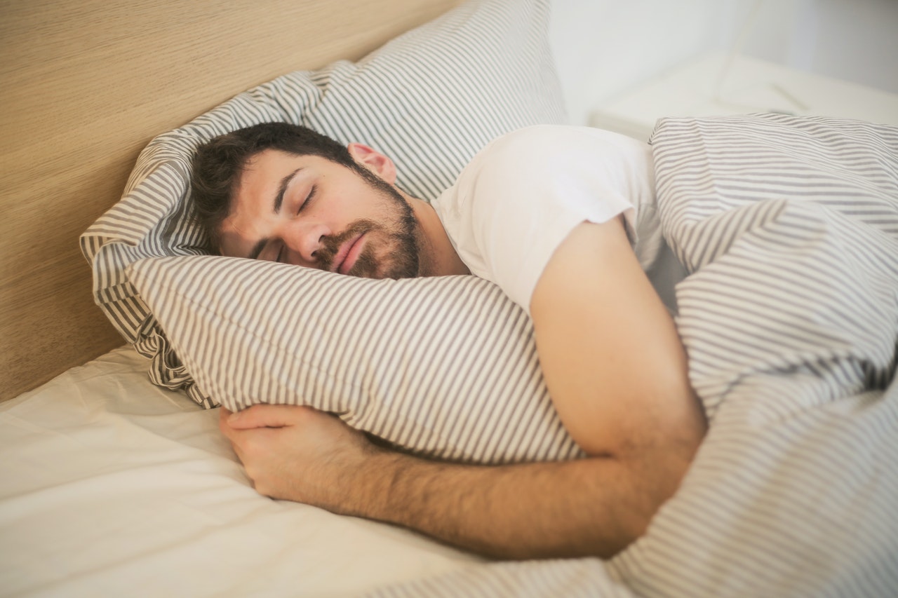 Sleeping On Your Left Side Is What You Should Make A Habit Of | Here&#39;s why?