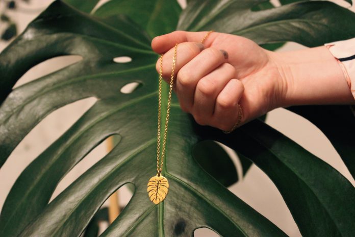 Monstera leaf as a pendant on a necklace